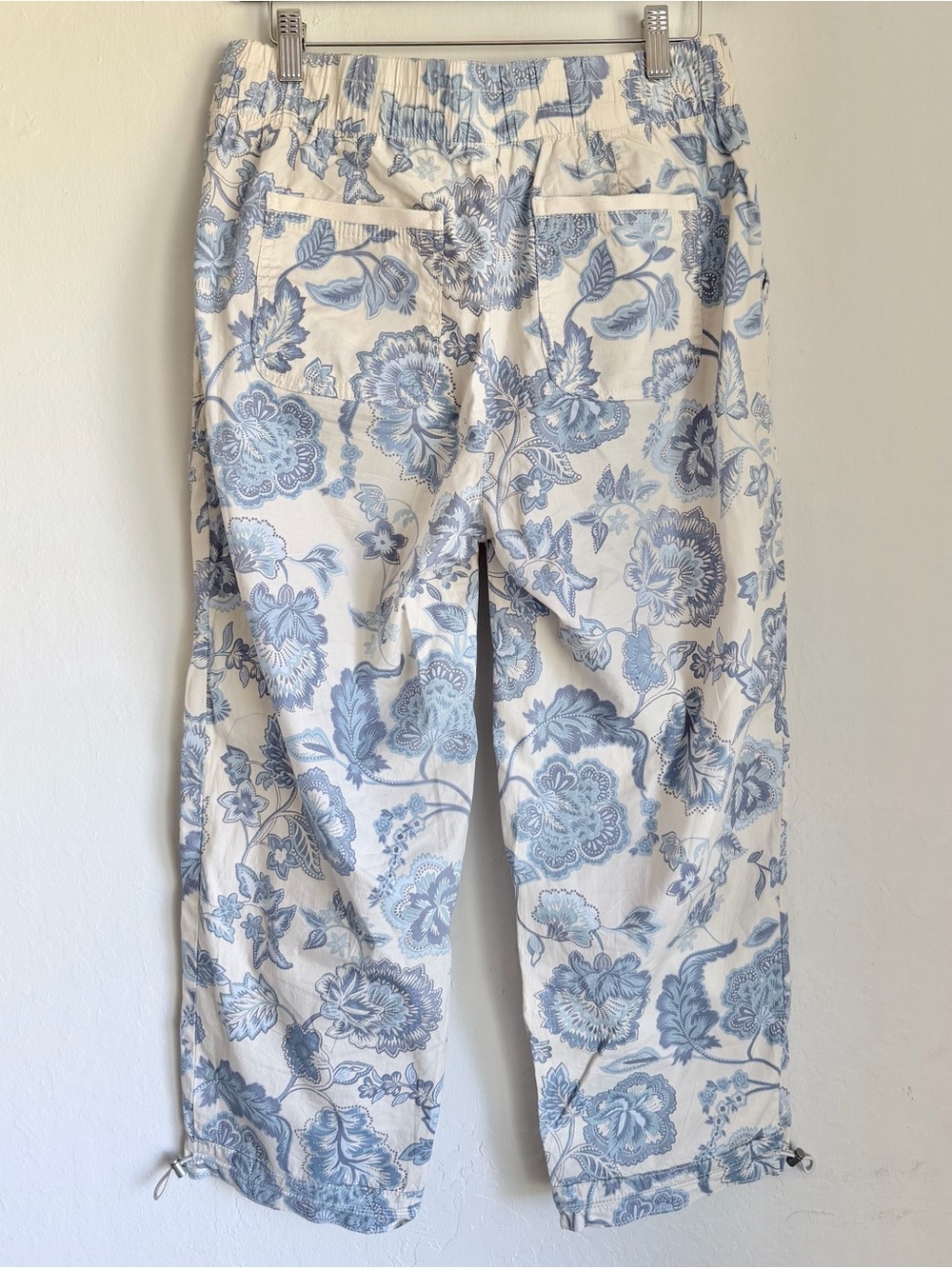 Democracy Off-White with Blue Floral Lightweight Cargo Style Capri Pants, Sz 6 - Picture 3 of 7